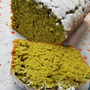 Panqué de matcha con almendras